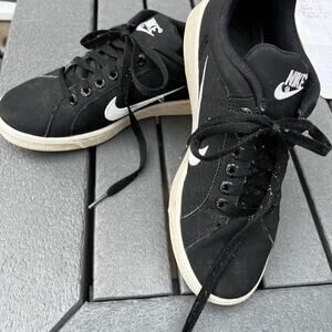 Nike women’s size 8 black fashion sneakers, lace up